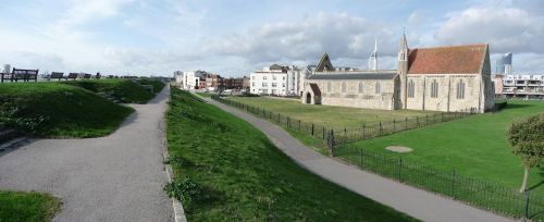 Kings Bastion and Long Curtain: Portsmouth: View north along Long Curtain with the QF Battery and the  Garrison Church.
